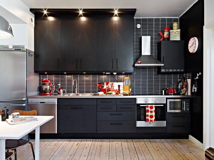 design kuchyně s černou sadou