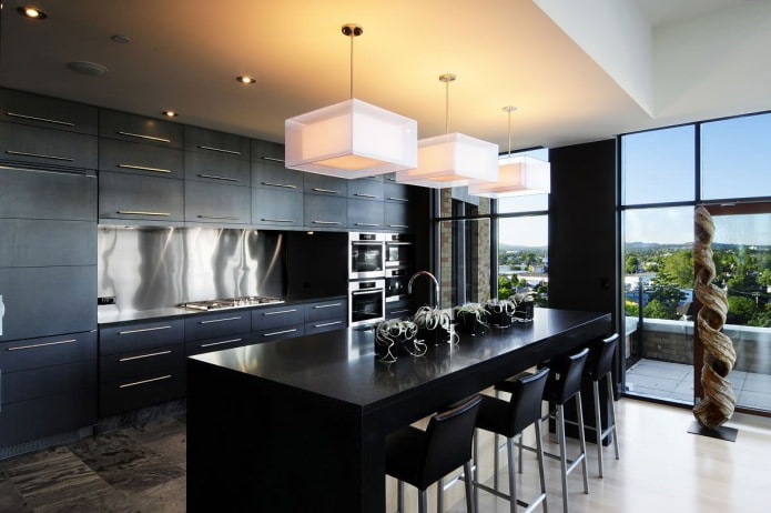 modernaus stiliaus virtuvės dizainas su juodu komplektu