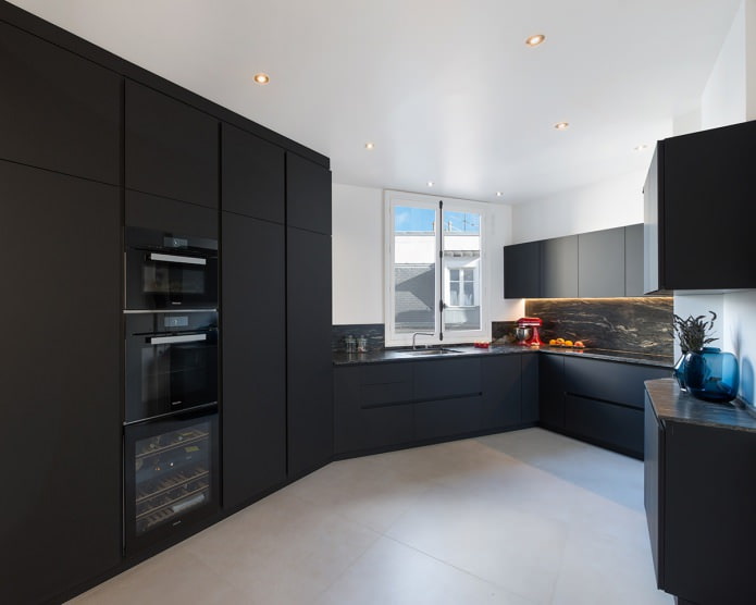 virtuvės dizainas su juodomis ausinėmis minimalizmo stiliumi