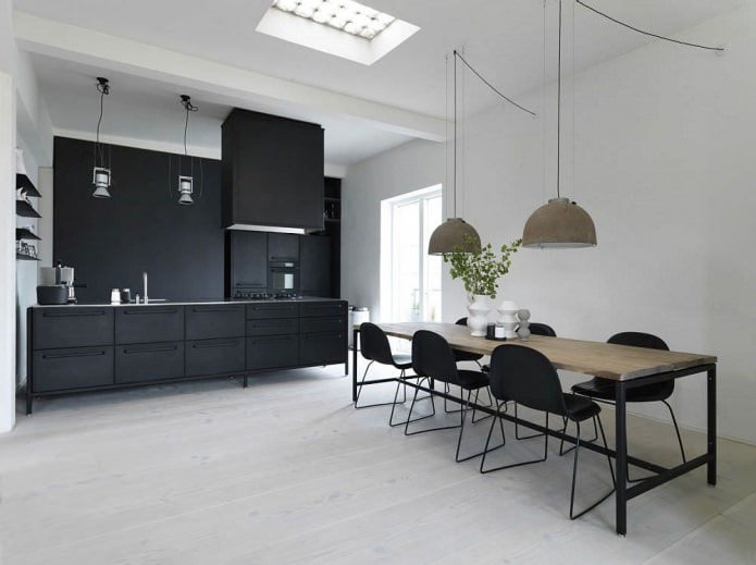 virtuvės dizainas su juodu komplektu