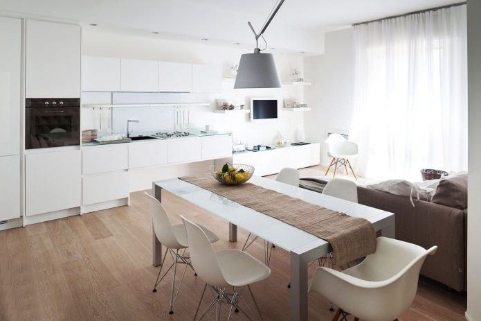 Kuchyňa-obývacia izba v bielej farbe