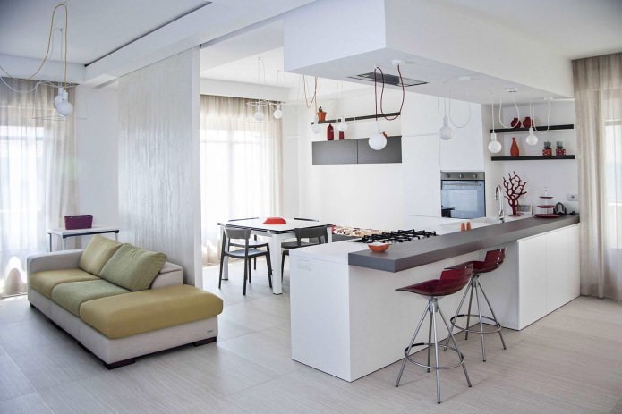 Interiér kuchyně-obývací pokoj v bílé barvě