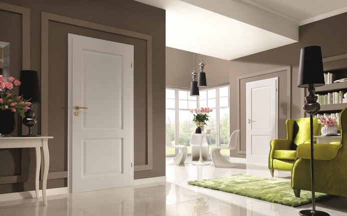 biała podłoga, listwy przypodłogowe i drzwi