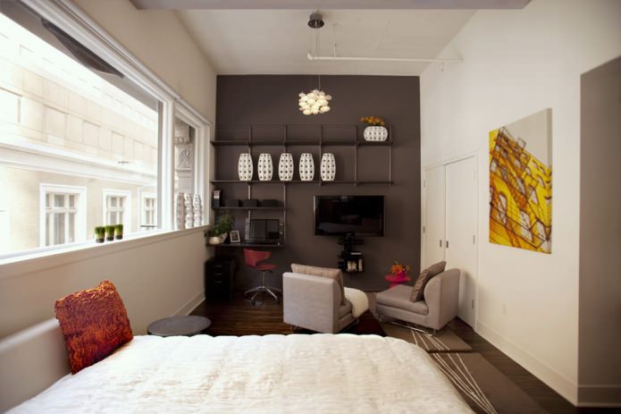 kombination af farver på vægge, gulv og loft i et smalt rum