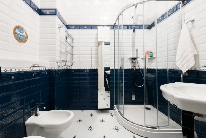 koupelna se sprchou v interiéru bytu v klasickém stylu