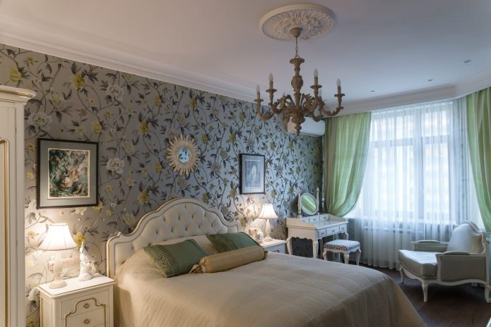 спалня в интериора на апартамент в класически стил