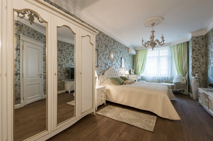 soveværelse i det indre af en lejlighed i klassisk stil