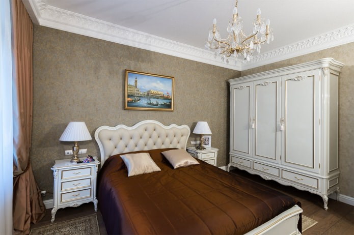 soveværelse i det indre af en lejlighed i klassisk stil