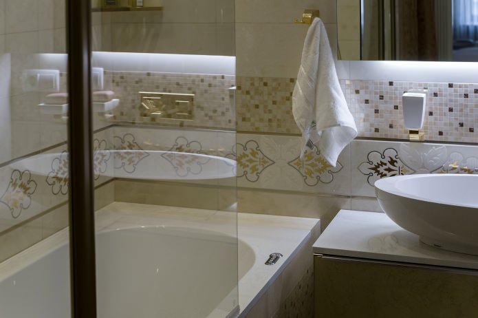 badeværelse i det indre af lejligheden i klassisk stil