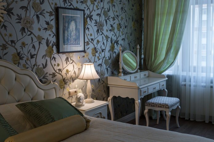 camera da letto all'interno di un appartamento in stile classico