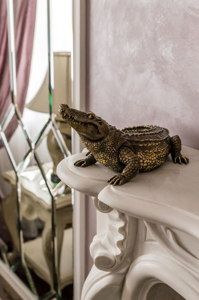 krokodíl z bronzu v interiéri
