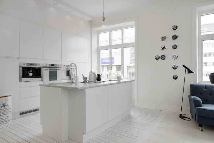 hvide vægge og gulv i køkkenet