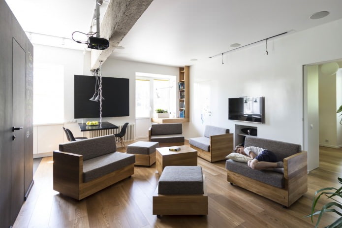 phòng khách trong thiết kế của một căn hộ ba phòng có diện tích 80 mét vuông. m.