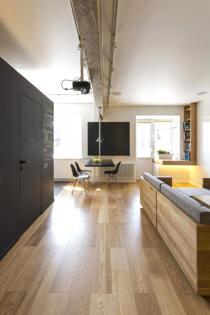 غرفة معيشة في تصميم شقة من ثلاث غرف بمساحة 80 مترًا مربعًا. م.