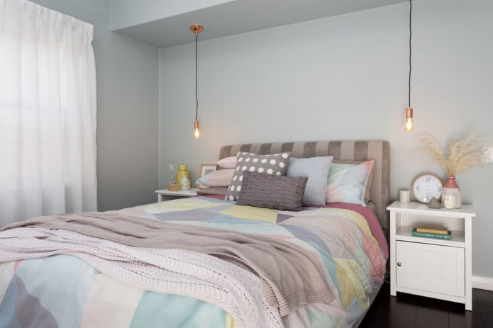 pastelinėmis spalvomis dekoruotas miegamasis