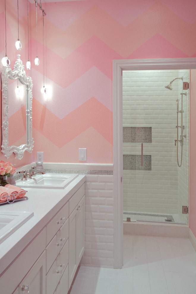 warna merah jambu di bilik mandi