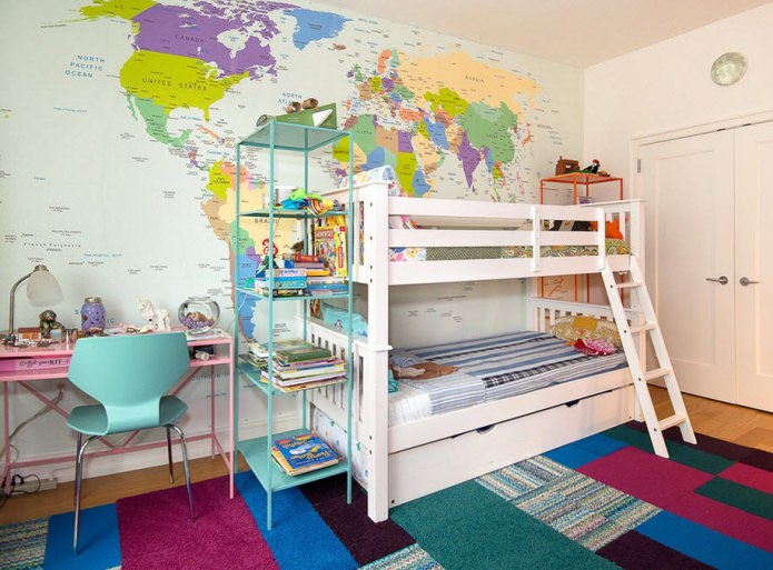 reka bentuk taman asuhan kanak-kanak dengan kertas dinding foto dengan peta dunia