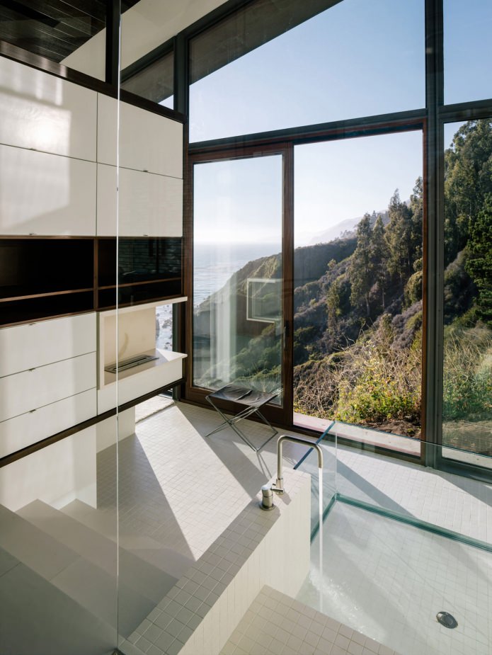 bany interior en una casa amb vistes a l'oceà