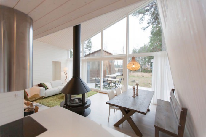 Design del soggiorno con finestre panoramiche