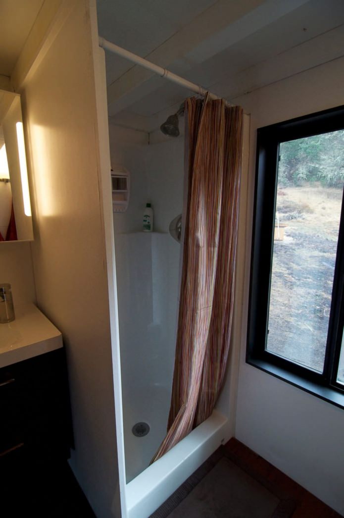 dušas mobiliojo namo vagone su priekaba