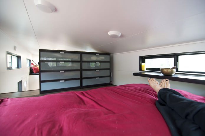 dormitor într-un vagon mobil-home cu remorcă