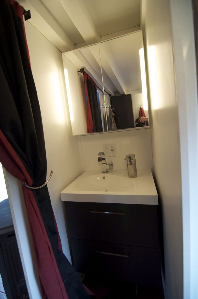 lavabo in un vagone casa mobile con rimorchio