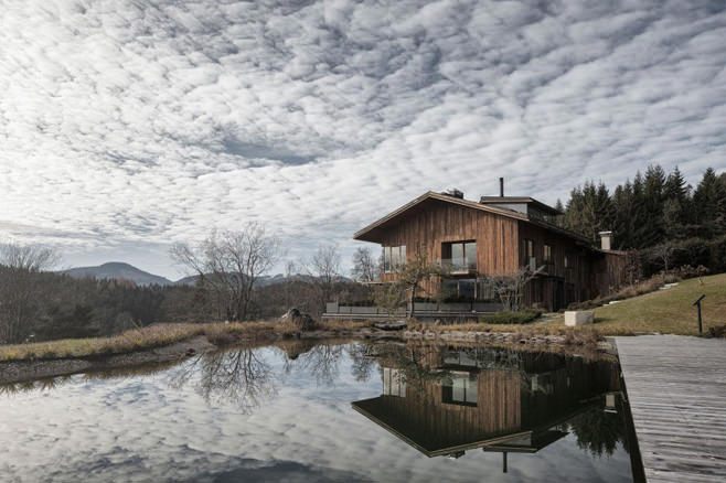 Foto af et hus i bjergene