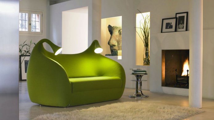 neobvyklá pohovka v obývacím pokoji v zelených tónech