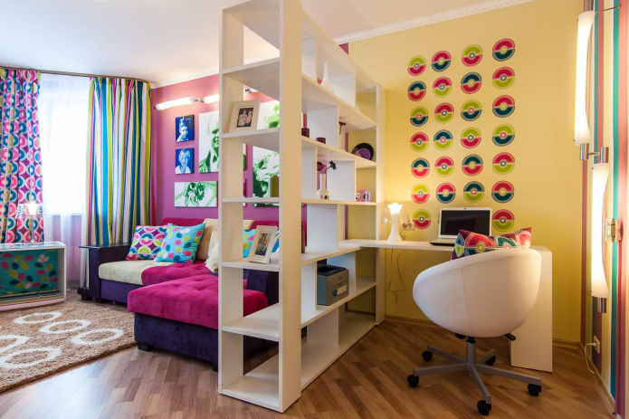 Žlto-ružová obývacia izba