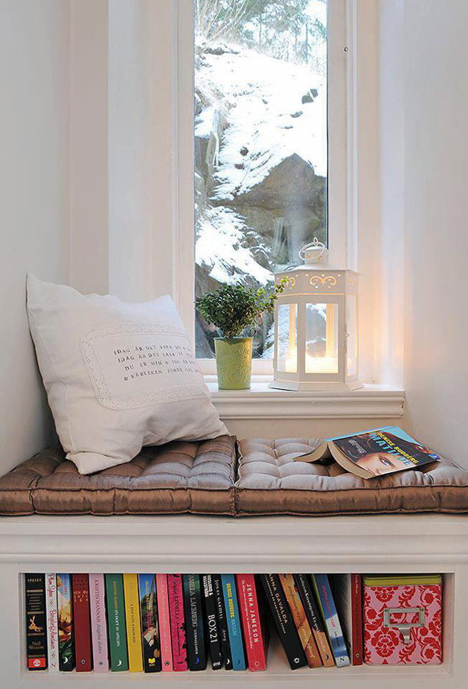 Fotografie obývacího pokoje s arkýřovým oknem