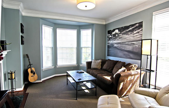 Fotografie obývacího pokoje s arkýřovým oknem