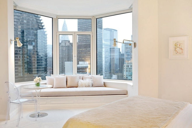 design obývacího pokoje s arkýřovým oknem