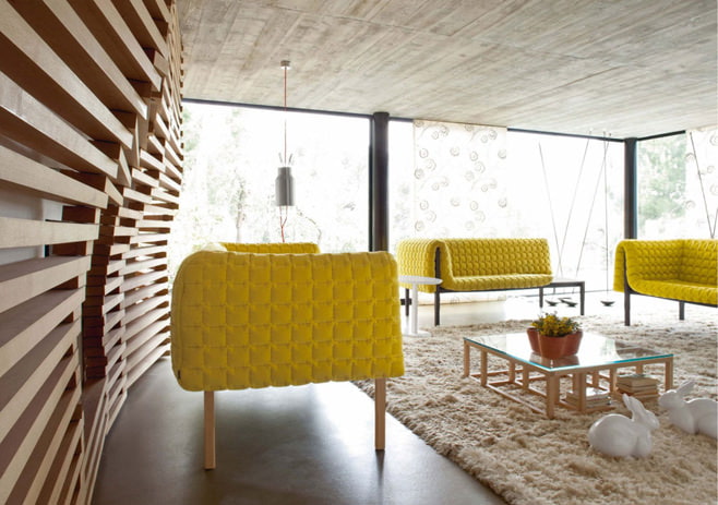 Dzīvojamās istabas fotoattēls dzeltenā krāsā