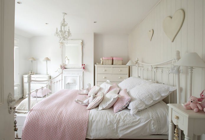 phòng ngủ màu trắng và hồng