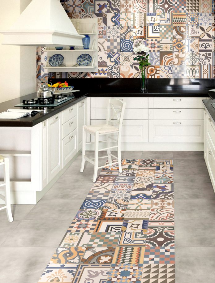 gulv og vægge i køkkenet i patchwork-stil