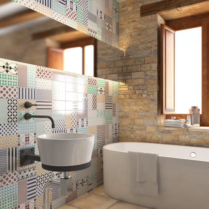parets al bany a l’estil patchwork a l’interior