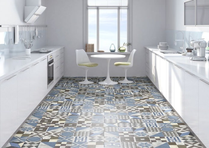 gulvet i køkkenet i patchwork-stil i interiøret