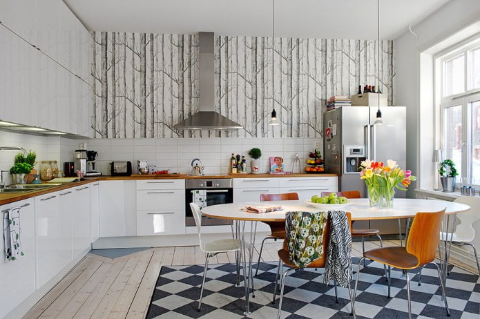 stol i det indre af køkkenet i skandinavisk stil