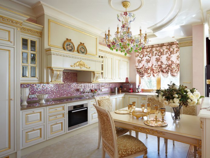 virtuvė su mozaikomis