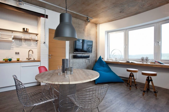 светъл апартамент в стил таванско помещение с бетонни стени