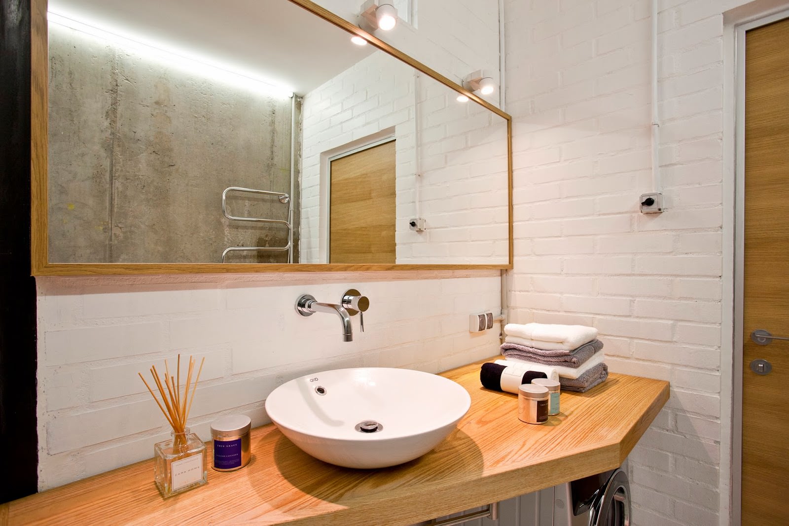 Beton i det indre af en kreativ lejlighed: badeværelse