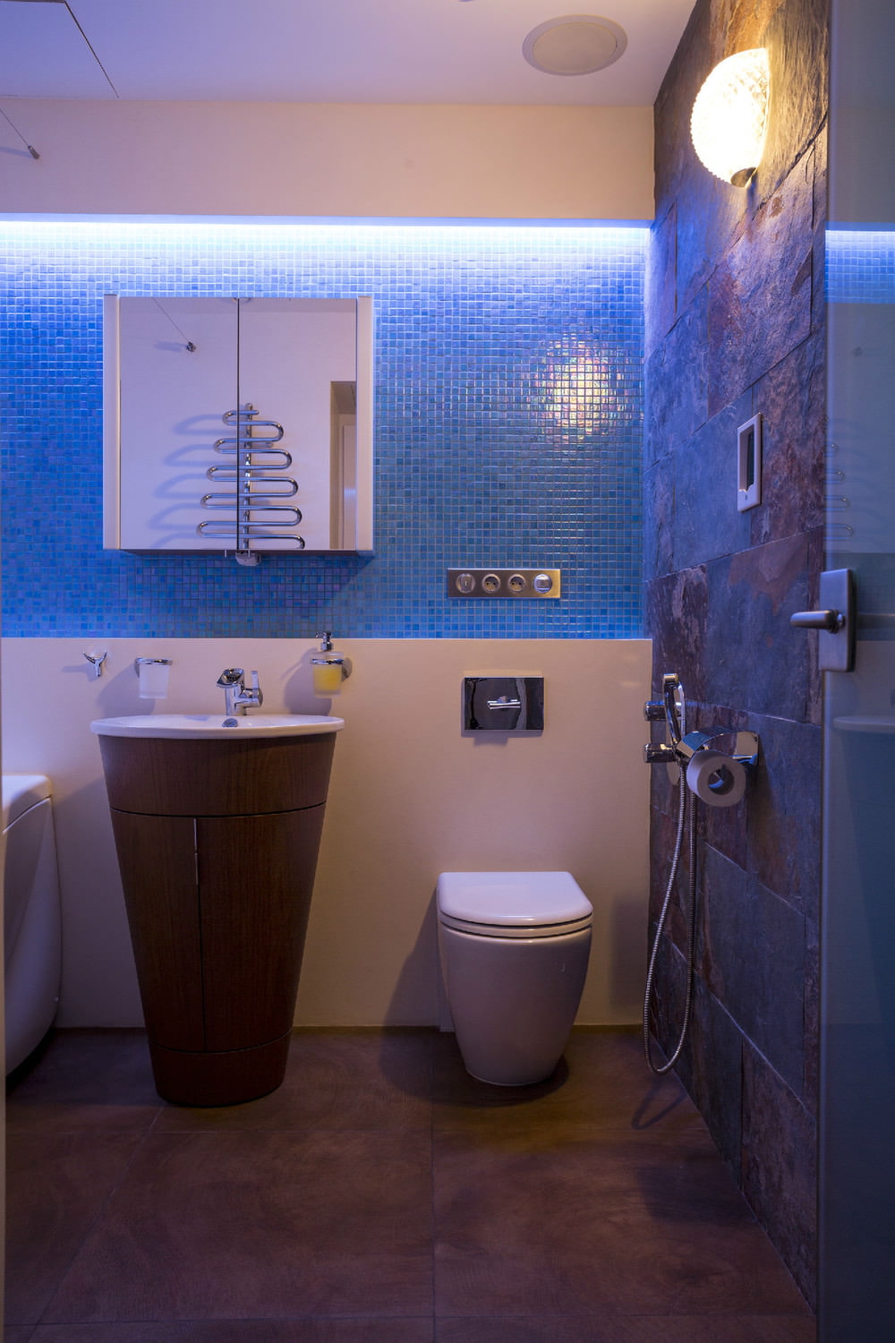 Kylpyhuone kahden huoneen huoneiston suunnittelussa, 43 neliömetriä. m.
