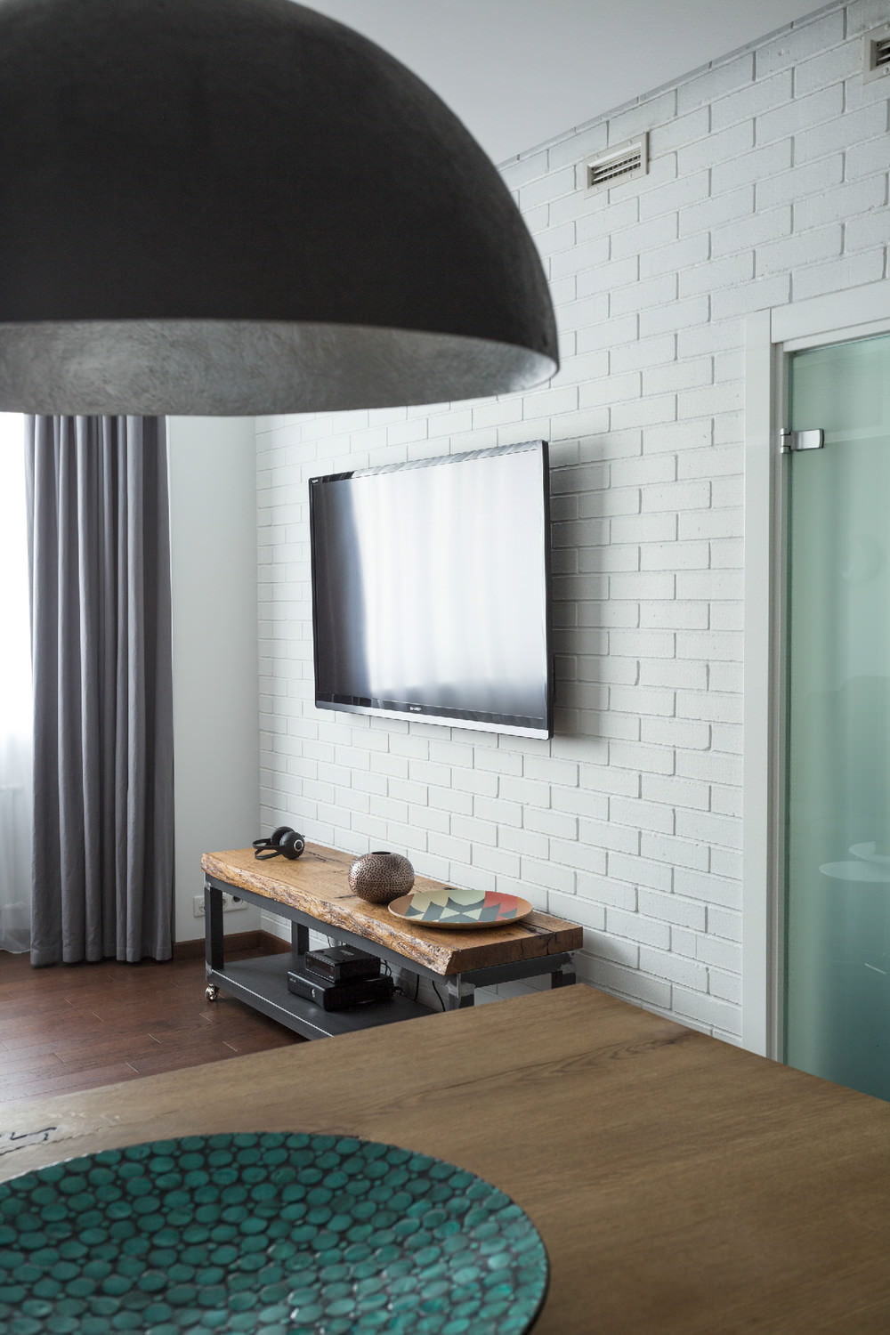 تلفزيون في تصميم شقة من غرفتين مساحتها 43 مترًا مربعًا. م.