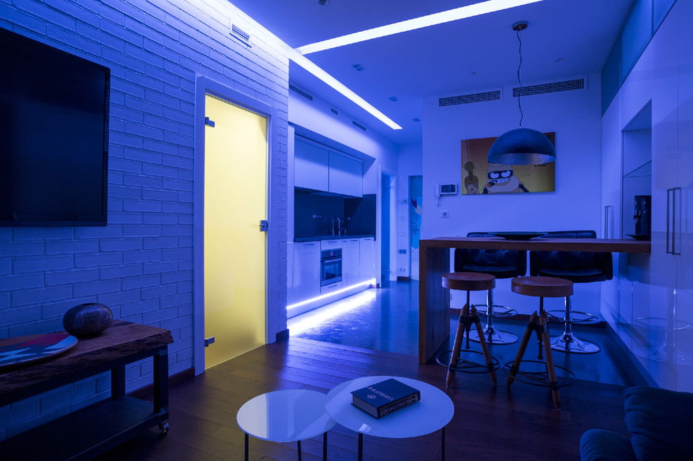 الإضاءة في تصميم شقة من غرفتين مساحتها 43 مترًا مربعًا. م.