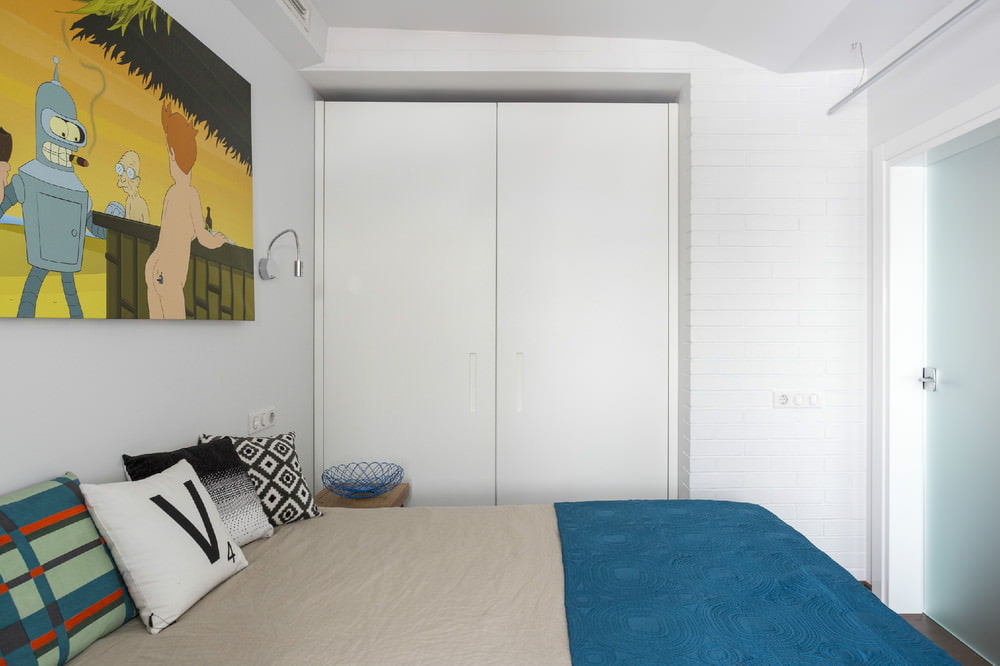 Phòng ngủ trong thiết kế của một căn hộ hai phòng có diện tích 43 mét vuông. m.