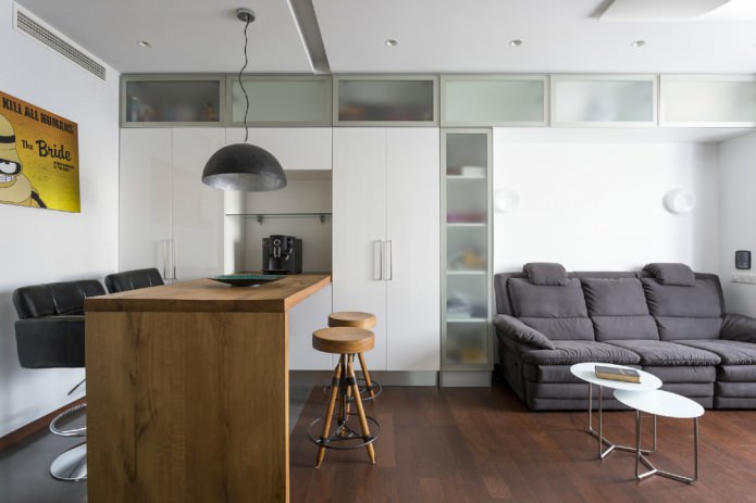 Interiér kuchyně-obývací pokoj s barovým pultem