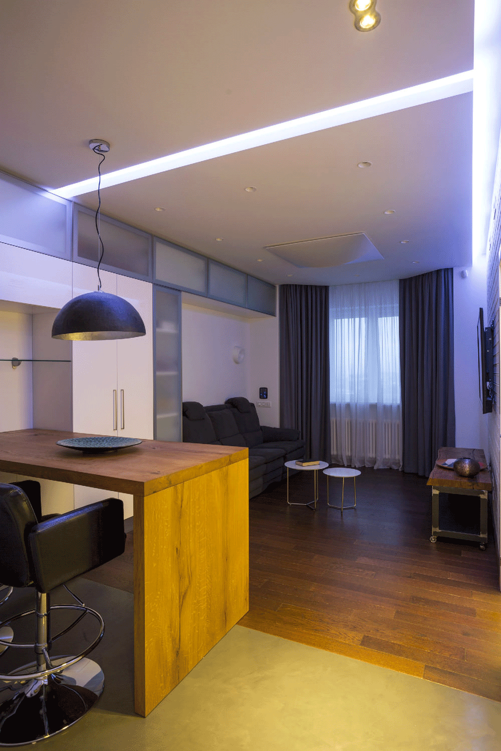 Pencahayaan dalam reka bentuk pangsapuri dua bilik seluas 43 sq. m.
