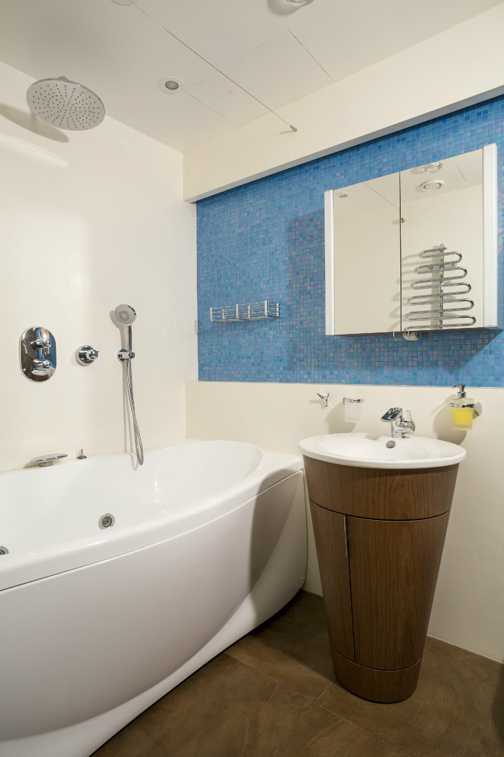 Dviejų kambarių buto, kuriame yra 43 kv., Dizaino vonios kambarys. m.