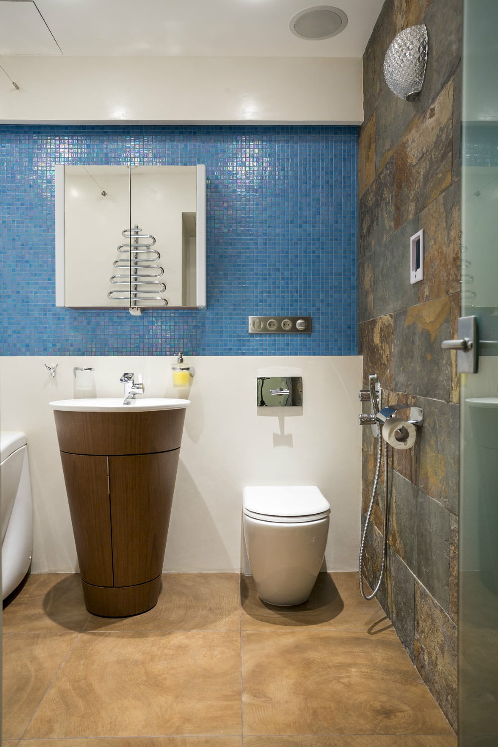 Bilik mandi dalam reka bentuk pangsapuri dua bilik seluas 43 sq. m.
