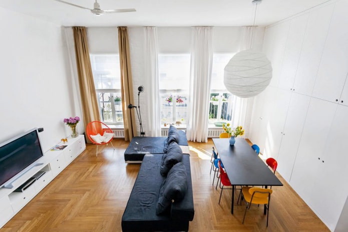 l'interior de l'apartament té 64 m². amb sostres alts